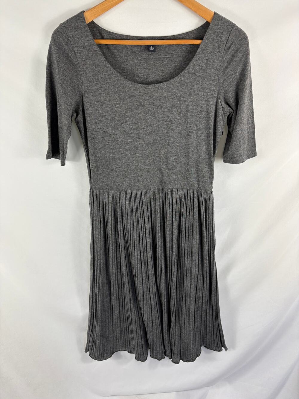 Banana Republic Pleated bottom Grey Dress Size 2